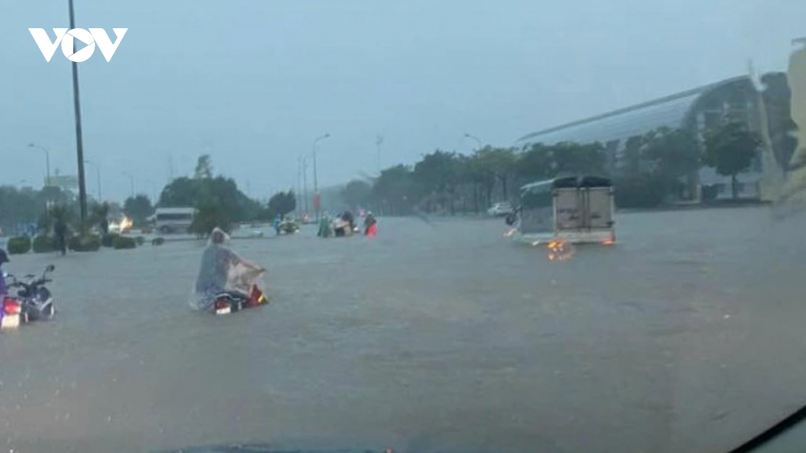 Heavy overnight rain causes widespread flooding in Hanoi